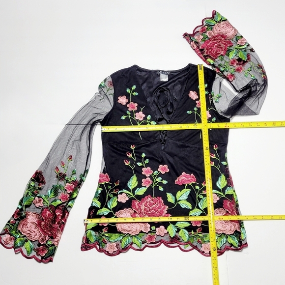 VENUS Rose Embroidered Tie Front Sheer Bell Sleeve Scallop Edge Blouse (XS) - Picture 4 of 10
